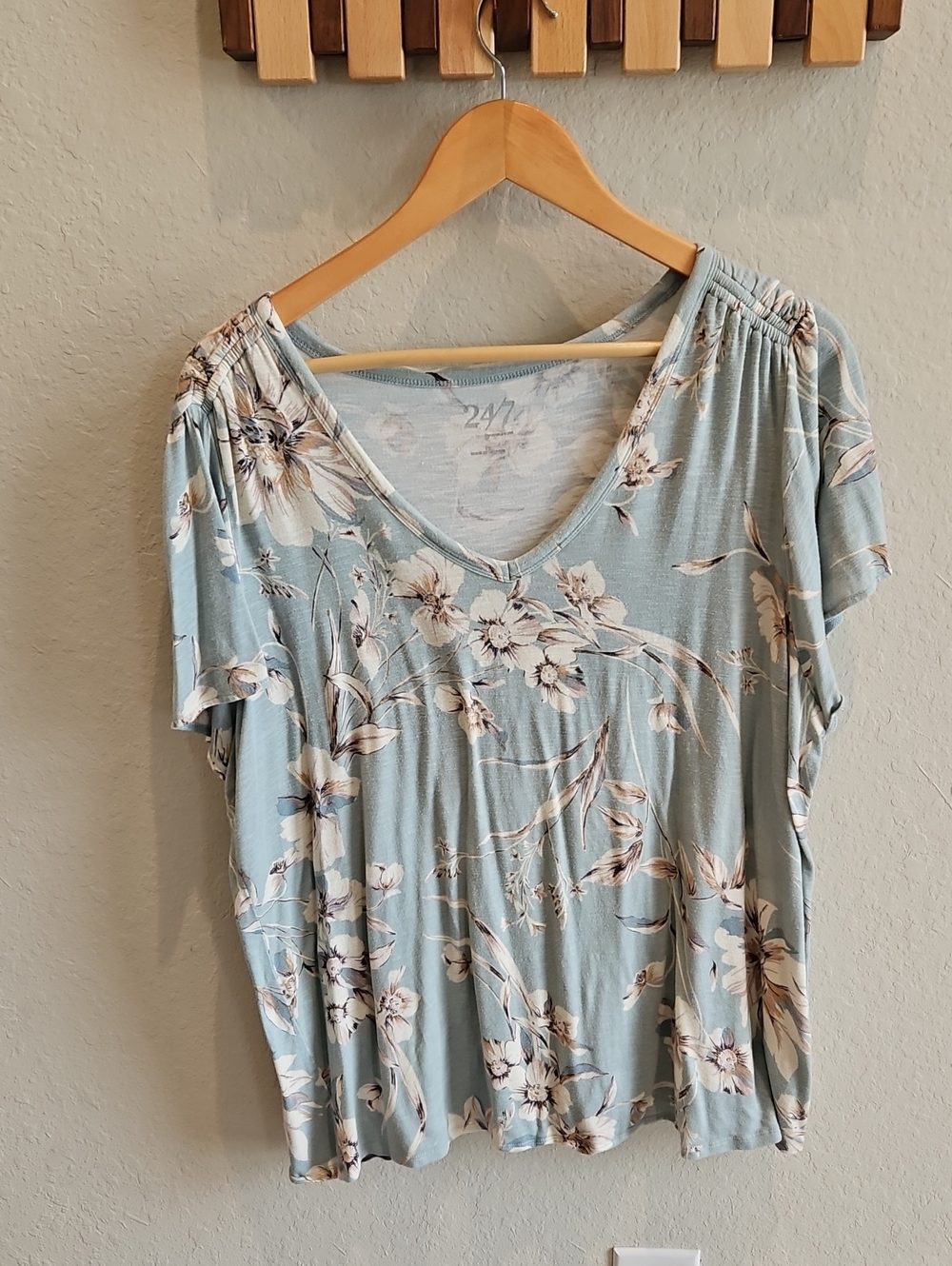24/7 Light Blue Floral V-Neck Short Sleeve Top
